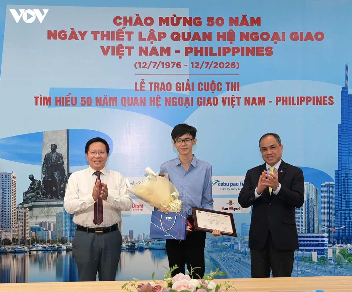 nam sinh tp.hcm doat giai nhat cuoc thi tim hieu 50 nam quan he viet nam - philippines hinh anh 6