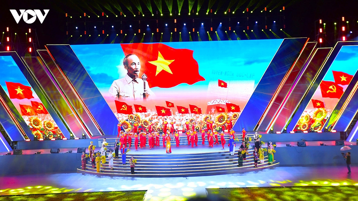 Dai hoi the duc the thao can tho 2026 Dem khai mac nghe thuat ruc ro co bay hinh anh 1