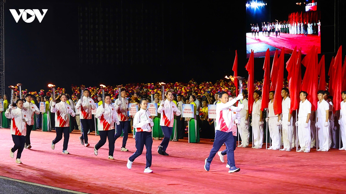 Dai hoi the duc the thao can tho 2026 Dem khai mac nghe thuat ruc ro co bay hinh anh 3
