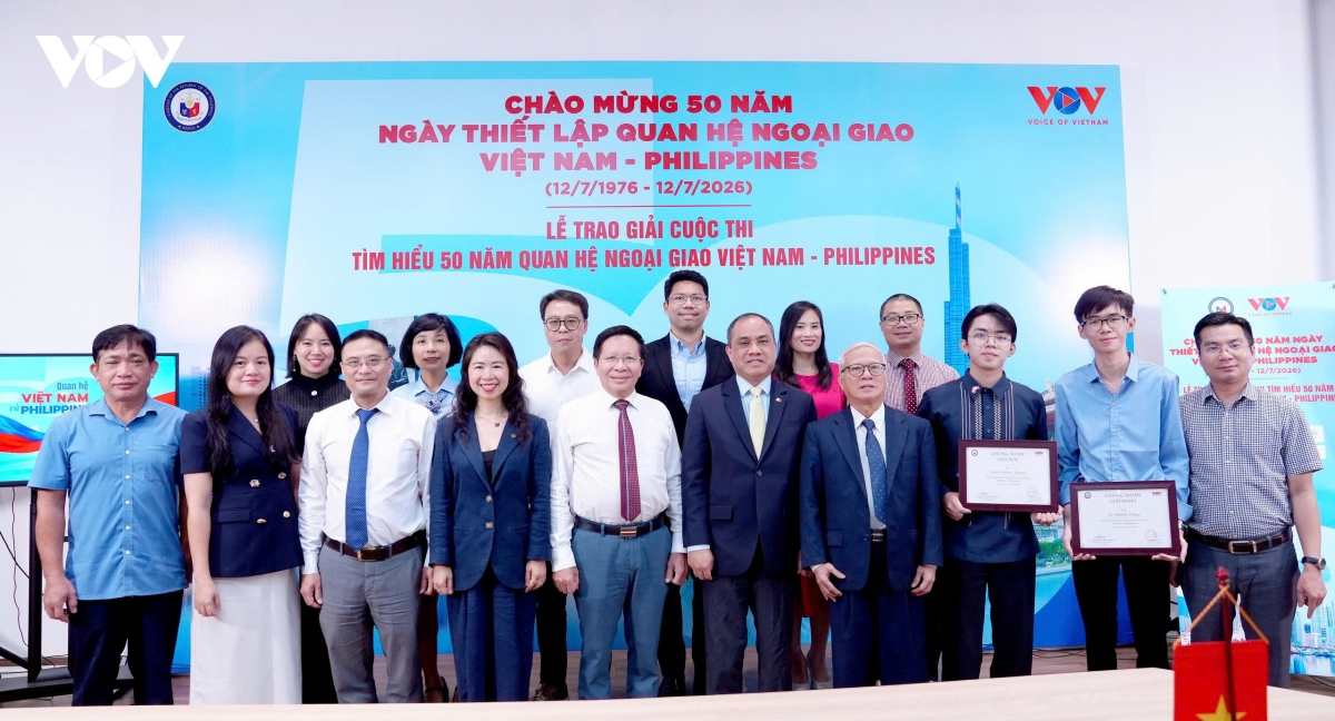 nam sinh tp.hcm doat giai nhat cuoc thi tim hieu 50 nam quan he viet nam - philippines hinh anh 5