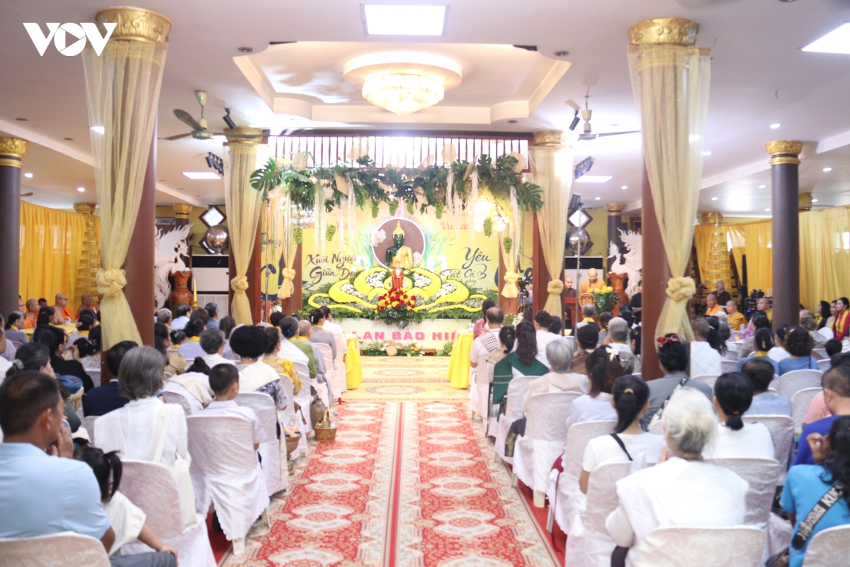 Am ap le vu lan bao hieu cua cong dong nguoi viet tai lao hinh anh 1