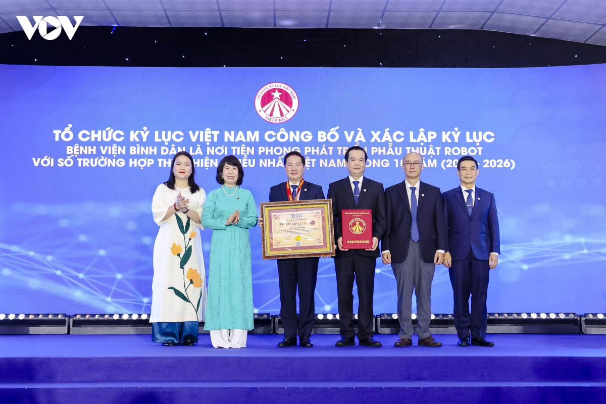 10 nam phau thuat robot, benh vien binh dan lap ky luc tai viet nam hinh anh 2