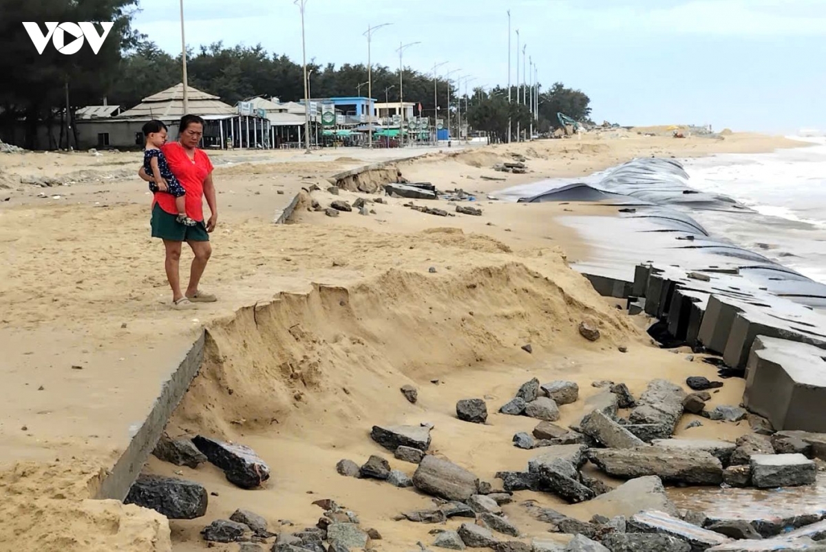 Duong ven bien thuan an, hue bi song khoet rong nen hinh anh 5