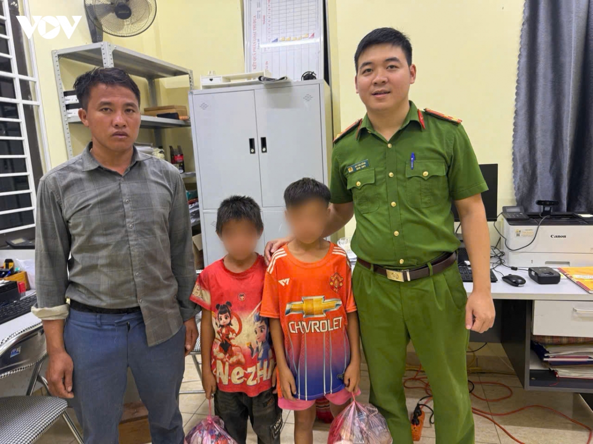 cong an son la ho tro 2 chau nho di lac gan 20km tro ve nha hinh anh 1