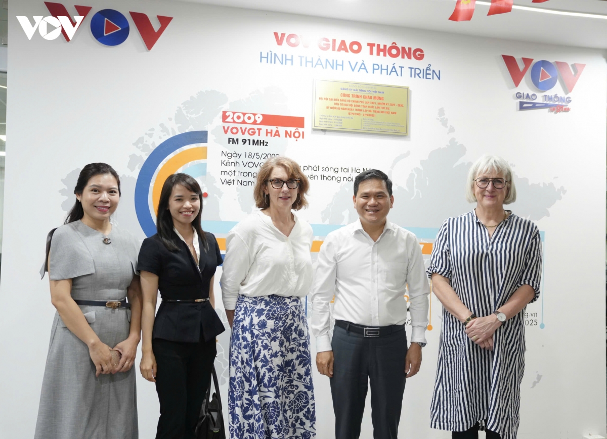 vov va abc australia tang cuong hop tac, thich ung voi xu huong phat thanh moi hinh anh 3