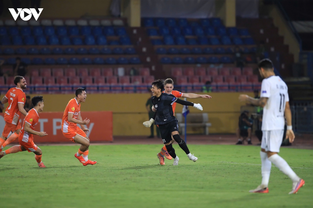 Thủ môn Bùi Tiến Dũng hóa "người hùng" giúp Đà Nẵng loại Hà Nội FC ở Cúp Quốc gia