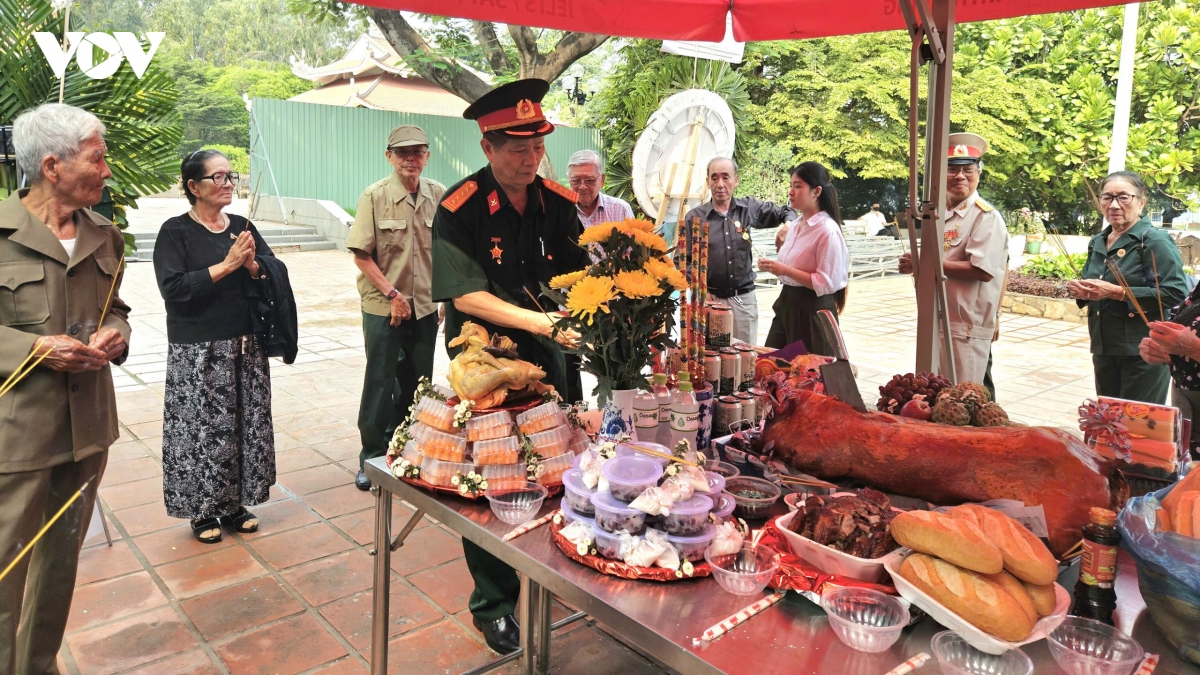chien si biet dong dang huong tuong niem liet si tai cong vien le thi rieng hinh anh 1