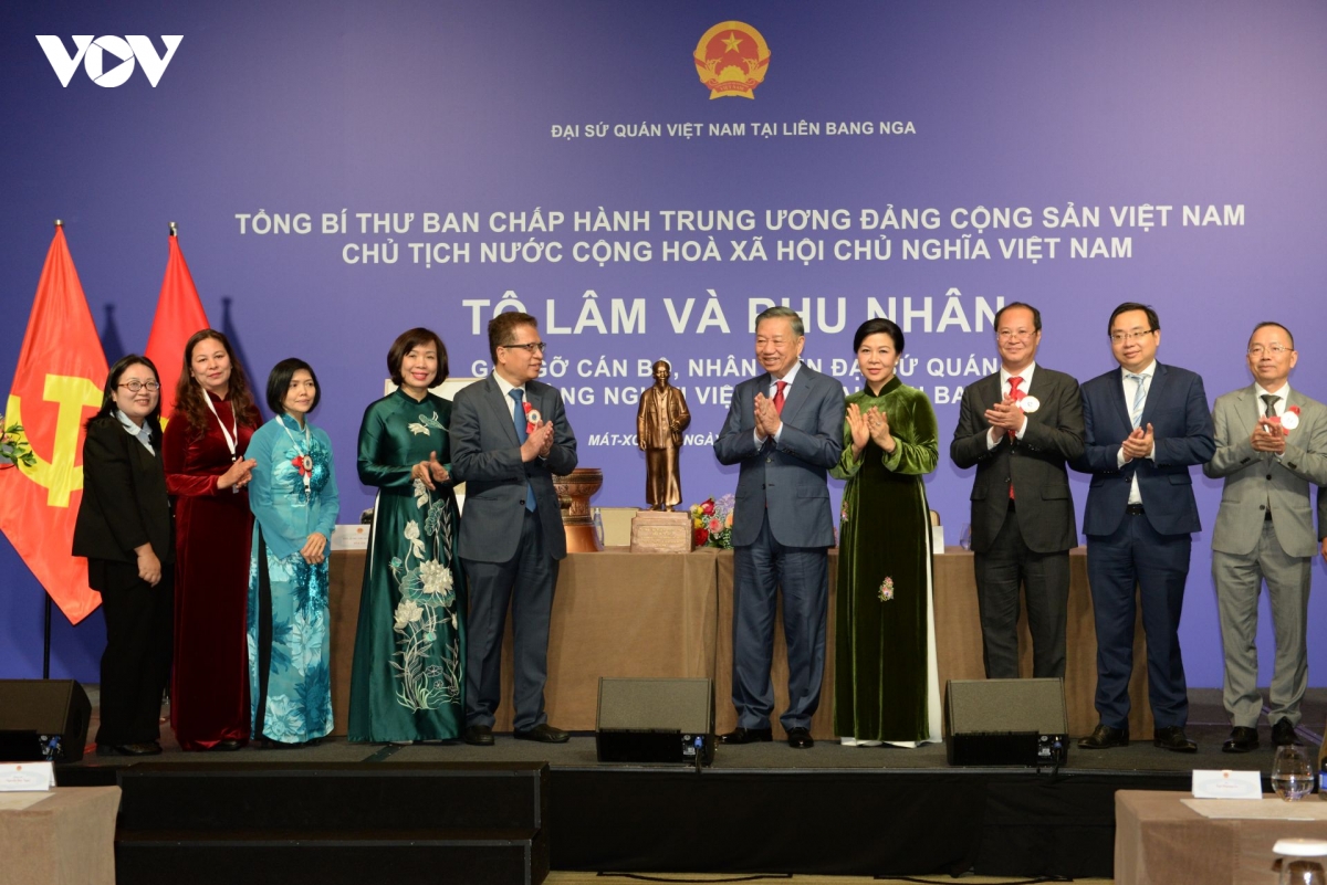 tong bi thu, chu tich nuoc to lam gap go can bo Dai su quan va kieu bao tai nga hinh anh 1
