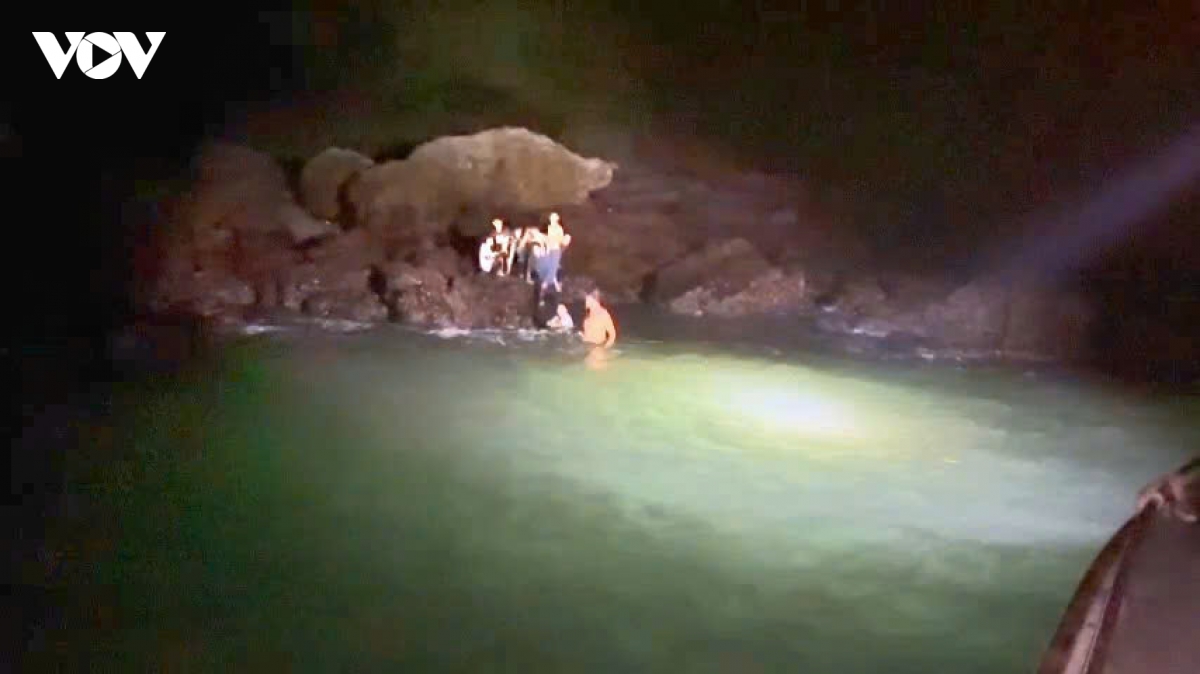 bien phong quang ninh cung ngu dan bam bien hinh anh 1