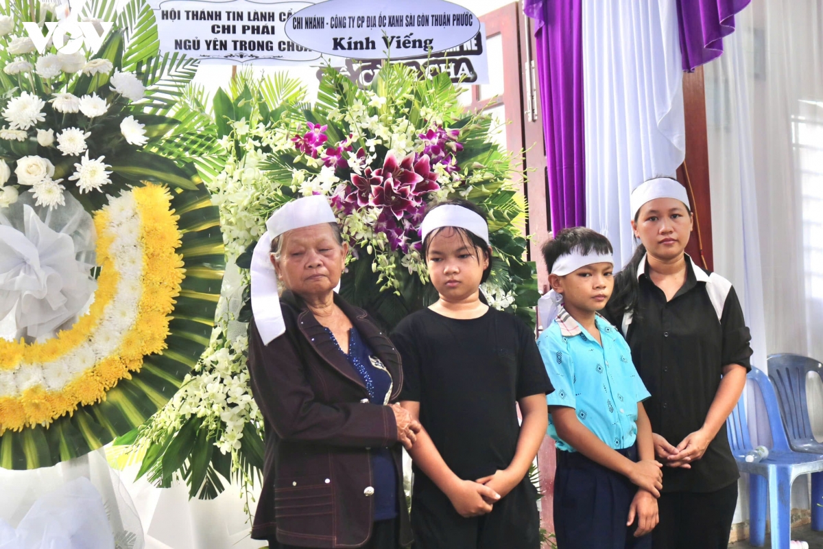 Di lam giay xac nhan ho can ngheo, nguoi me tu vong de lai 3 dua con mo coi hinh anh 1