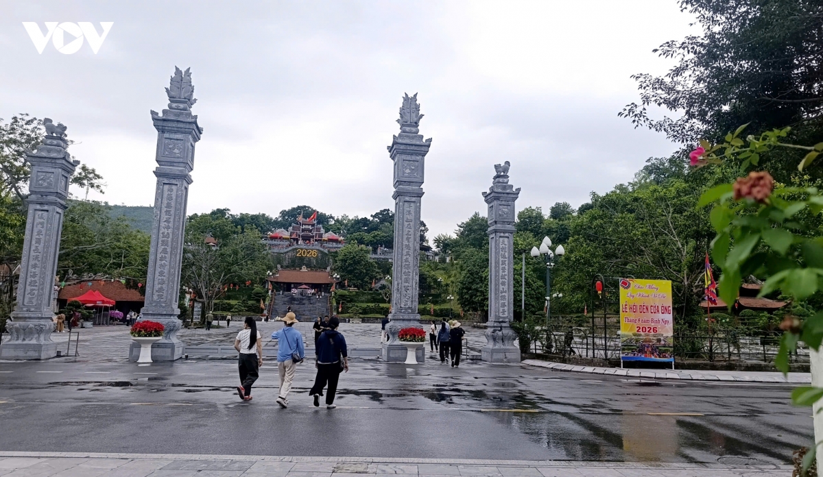 Dong dao nguoi dan, du khach ve du le hoi Den cua Ong hinh anh 1