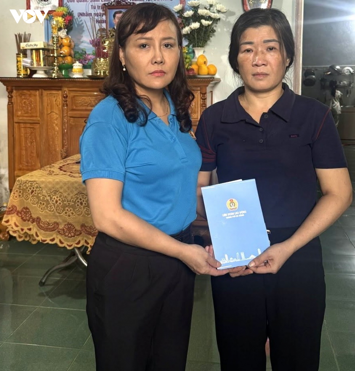 tiep tuc tham hoi, tang qua ngu dan bi nan tren bien o Da nang hinh anh 1
