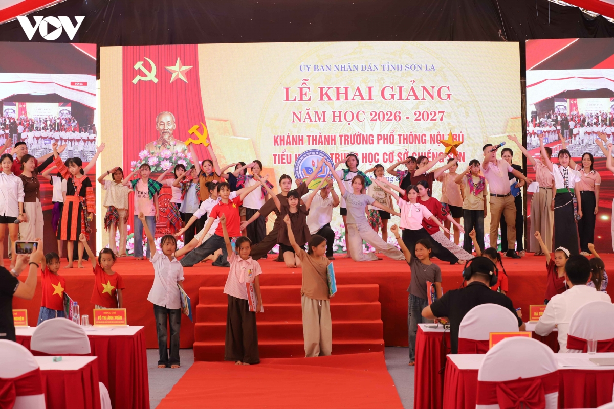 truoc them khai giang chieng son o son la ruc ro mau co hinh anh 2