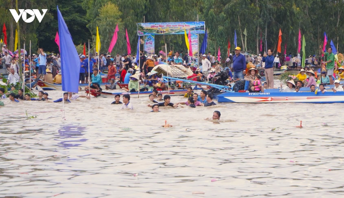 hon 10.000 nguoi trai nghiem hong ngu - sac nuoc vung bien hinh anh 10
