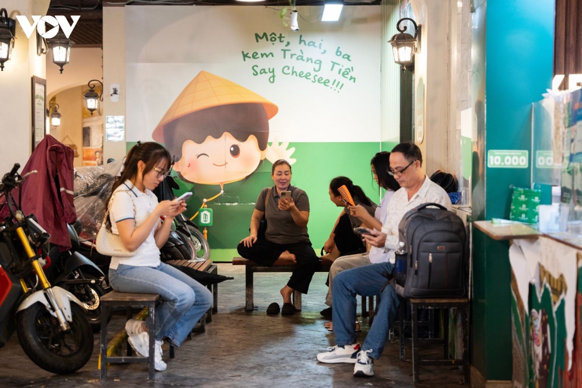 nguoi dan doi mua, xep hang mua kem so 35 trang tien truoc ngay dong cua hinh anh 11