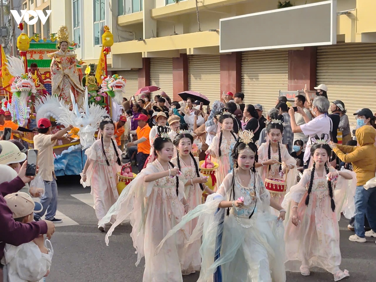 hang ngan nguoi tham gia le hoi nghinh ong quan thanh De quan o phan thiet hinh anh 11