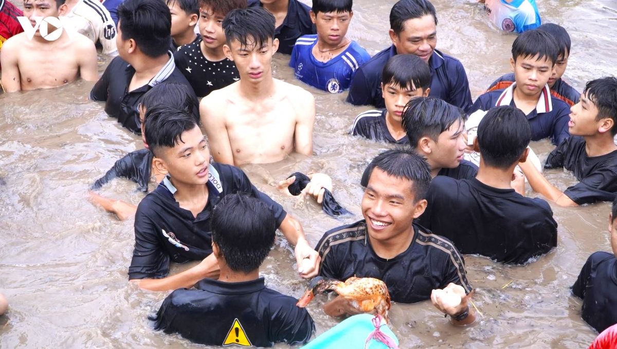hon 10.000 nguoi trai nghiem hong ngu - sac nuoc vung bien hinh anh 11