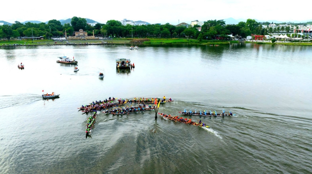 ron rang dua ghe tren song huong dip quoc khanh 2 9 hinh anh 1