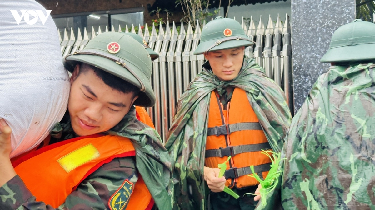 hang tram chien si giup dan quang bi chong ngap hinh anh 12