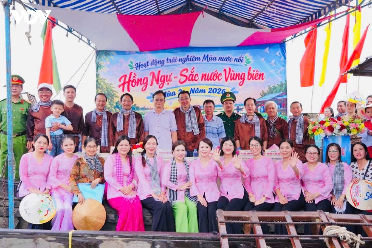 hon 10.000 nguoi trai nghiem hong ngu - sac nuoc vung bien hinh anh 12