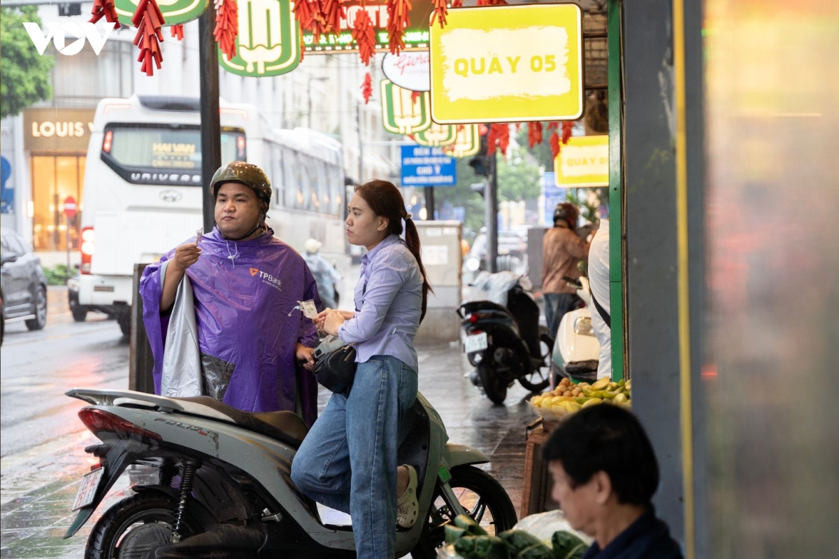 nguoi dan doi mua, xep hang mua kem so 35 trang tien truoc ngay dong cua hinh anh 2