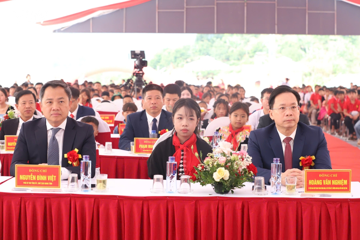 pho chu tich nuoc vo thi Anh xuan du khai giang tai xa bien gioi chieng son hinh anh 11