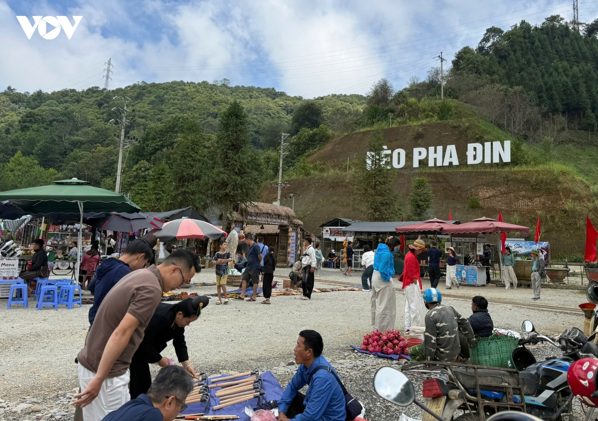huong sac vung cao tren cung duong deo pha Din lich su hinh anh 12