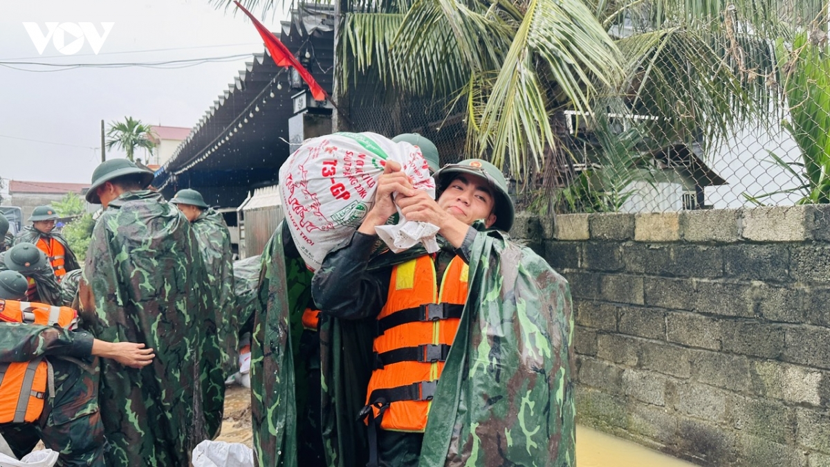hang tram chien si giup dan quang bi chong ngap hinh anh 13