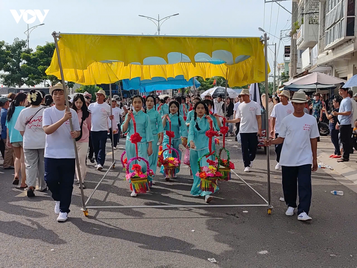 hang ngan nguoi tham gia le hoi nghinh ong quan thanh De quan o phan thiet hinh anh 14