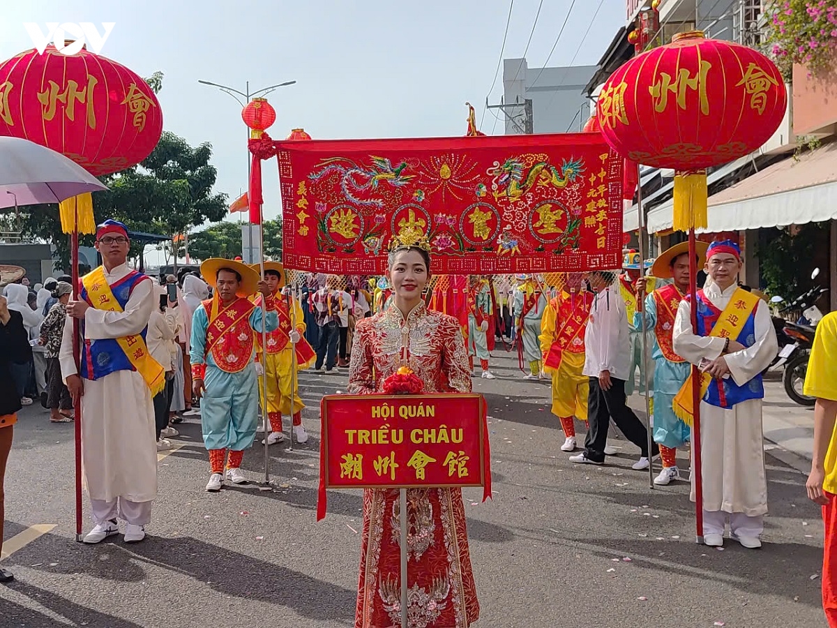 hang ngan nguoi tham gia le hoi nghinh ong quan thanh De quan o phan thiet hinh anh 15
