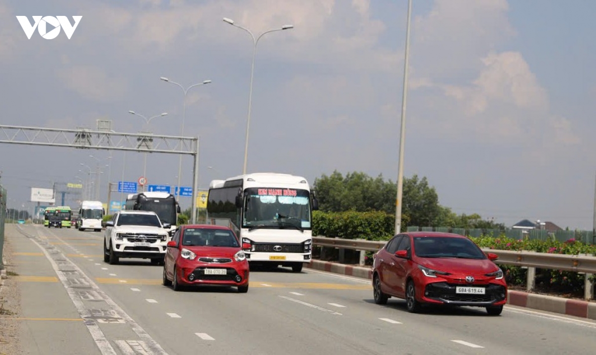ngay cuoi nghi le 2 9, cua ngo phia tay tp.hcm dong duc, cao toc chay 100km h hinh anh 1