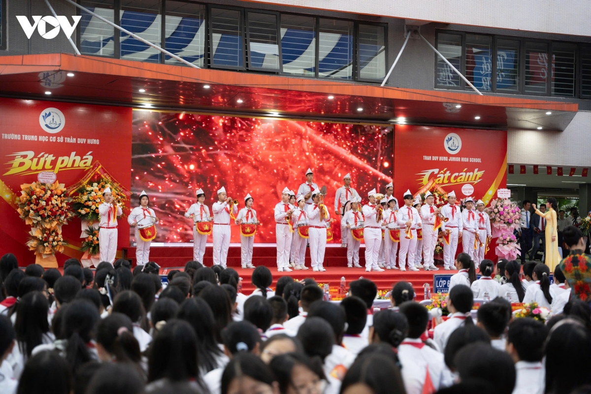 hon 2,3 trieu hoc sinh ha noi buoc vao nam hoc moi, huong toi giao duc toan dien hinh anh 1
