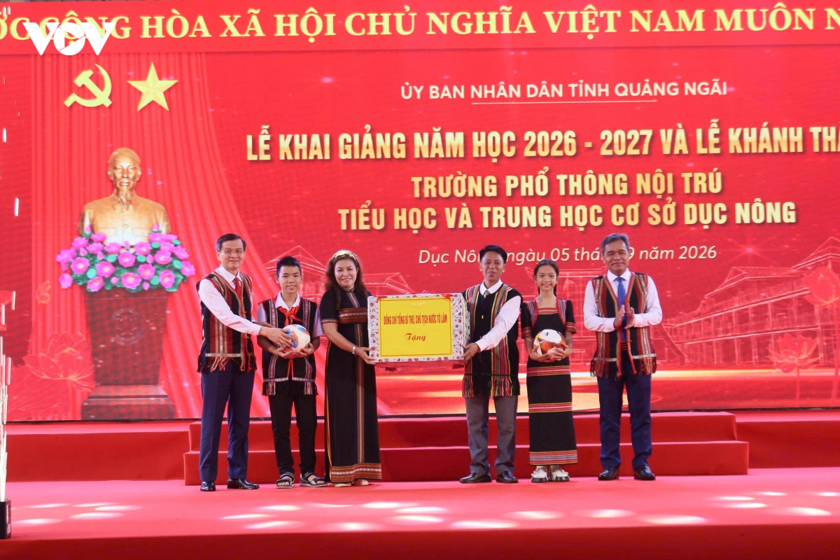 ron rang khai giang nam hoc moi o mien trung hinh anh 1