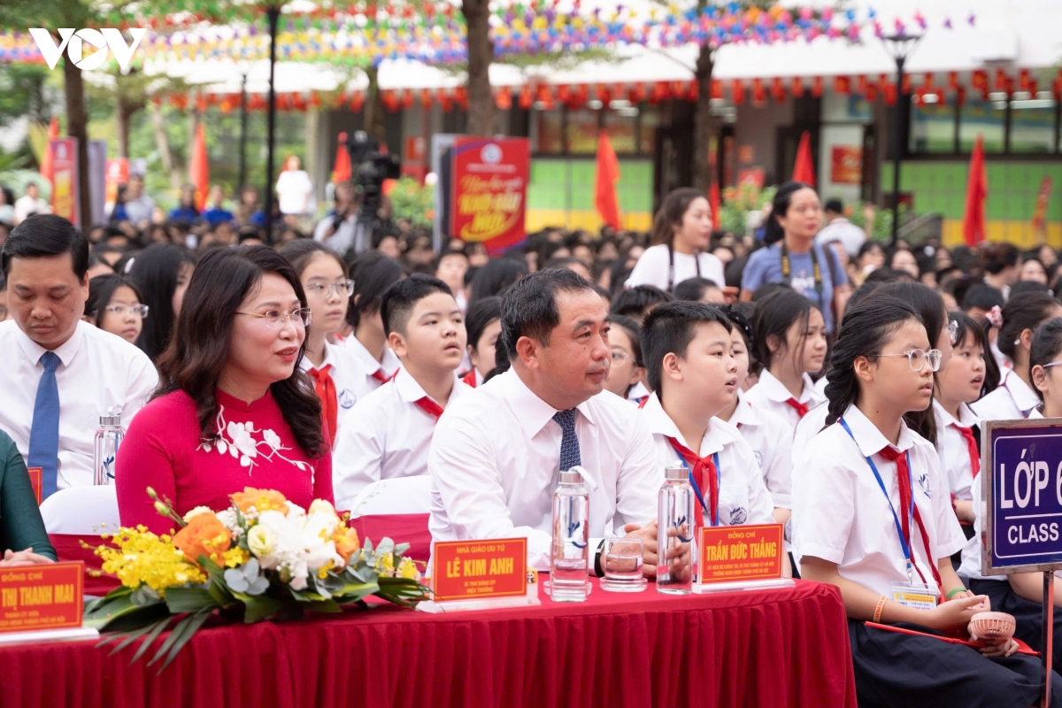 hon 2,3 trieu hoc sinh ha noi buoc vao nam hoc moi, huong toi giao duc toan dien hinh anh 2
