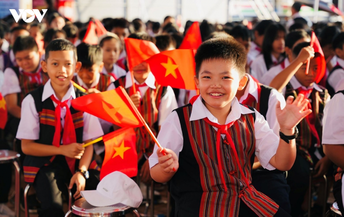 ron rang khai giang nam hoc moi o mien trung hinh anh 4