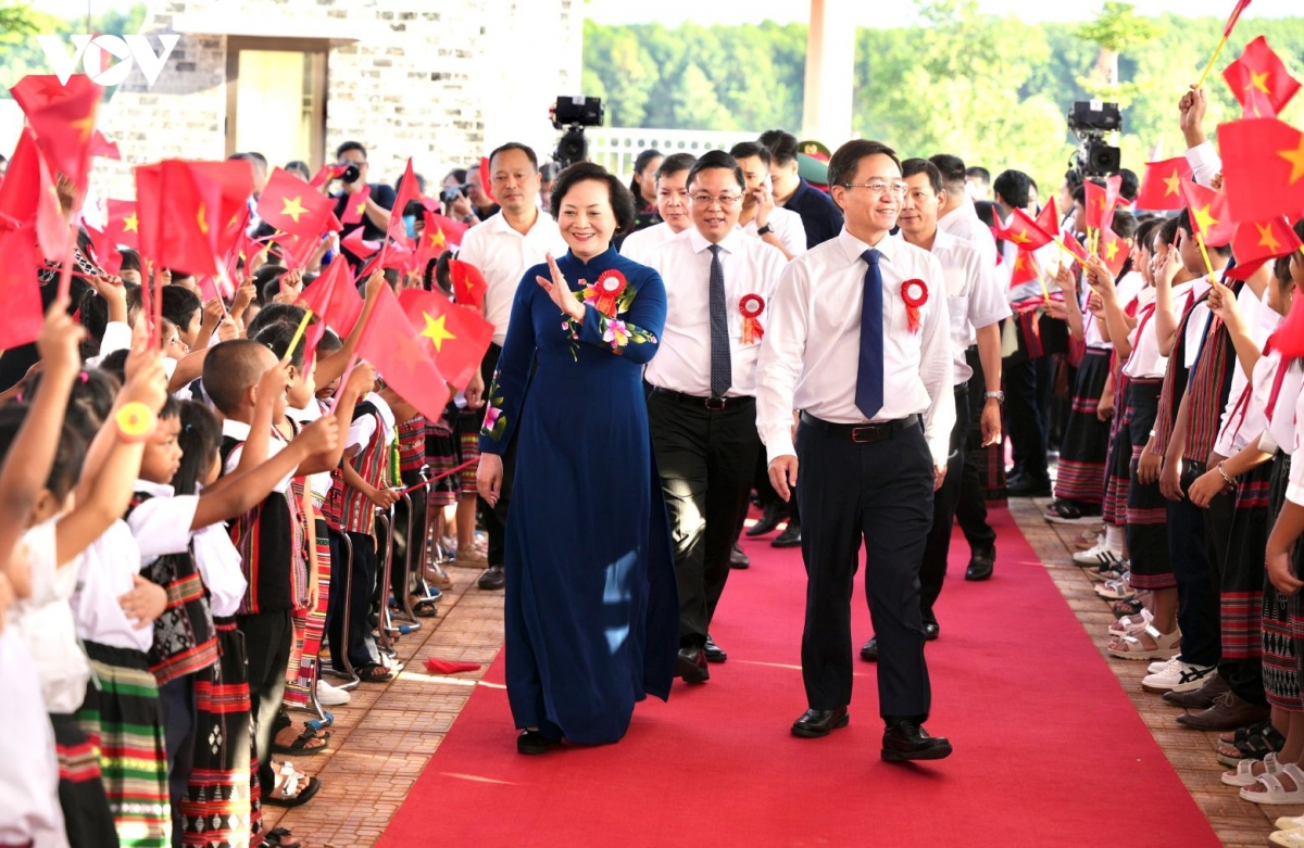 ron rang khai giang nam hoc moi o mien trung hinh anh 2