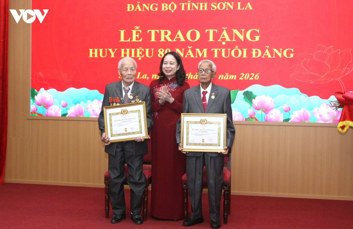 pho chu tich nuoc vo thi Anh xuan trao huy hieu 80 nam tuoi Dang tai son la hinh anh 2
