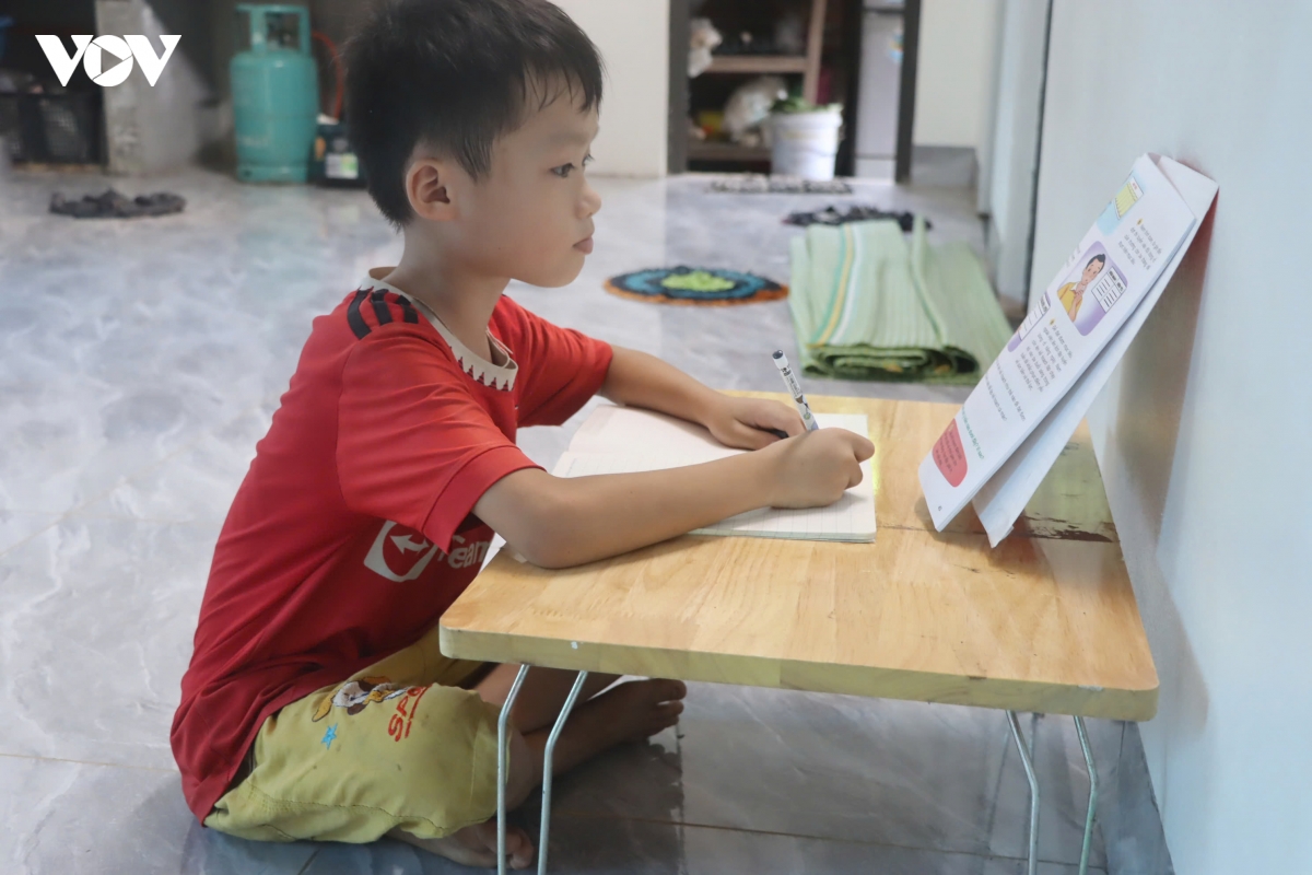 tu chiec ban hoc den dich vu cong tan ban chinh quyen doi cach lam hinh anh 1