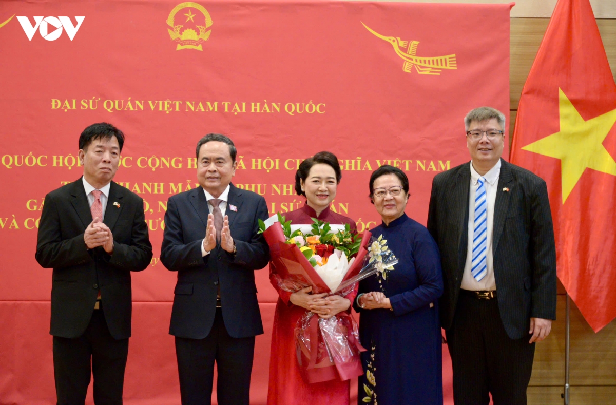 chu tich quoc hoi tran thanh man tham Dai su quan viet nam tai han quoc hinh anh 10