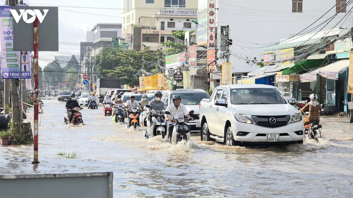 trieu cuong vuot bao dong iii, can tho ngap nhieu tuyen duong hinh anh 2