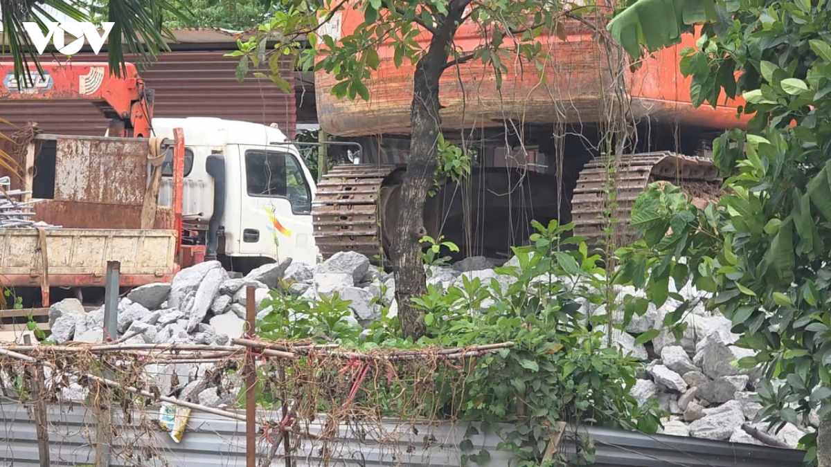 bai xe thit be tong tren dat nong nghiep, sat truong hoc o ha noi hinh anh 2