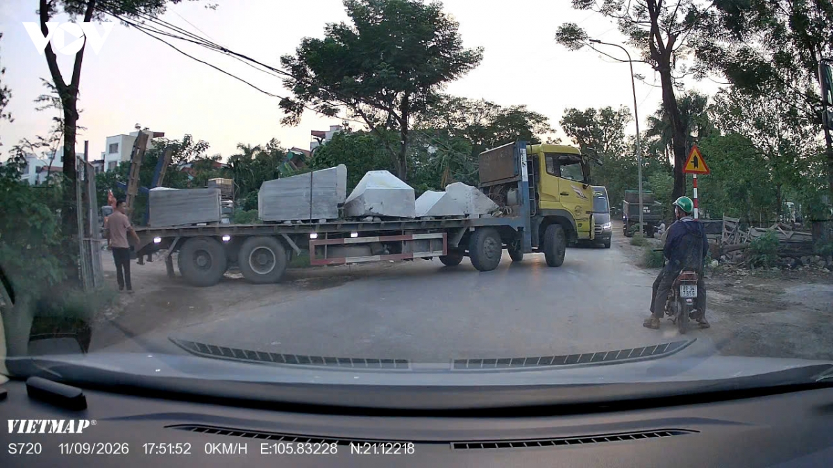 bai xe thit be tong tren dat nong nghiep, sat truong hoc o ha noi hinh anh 6