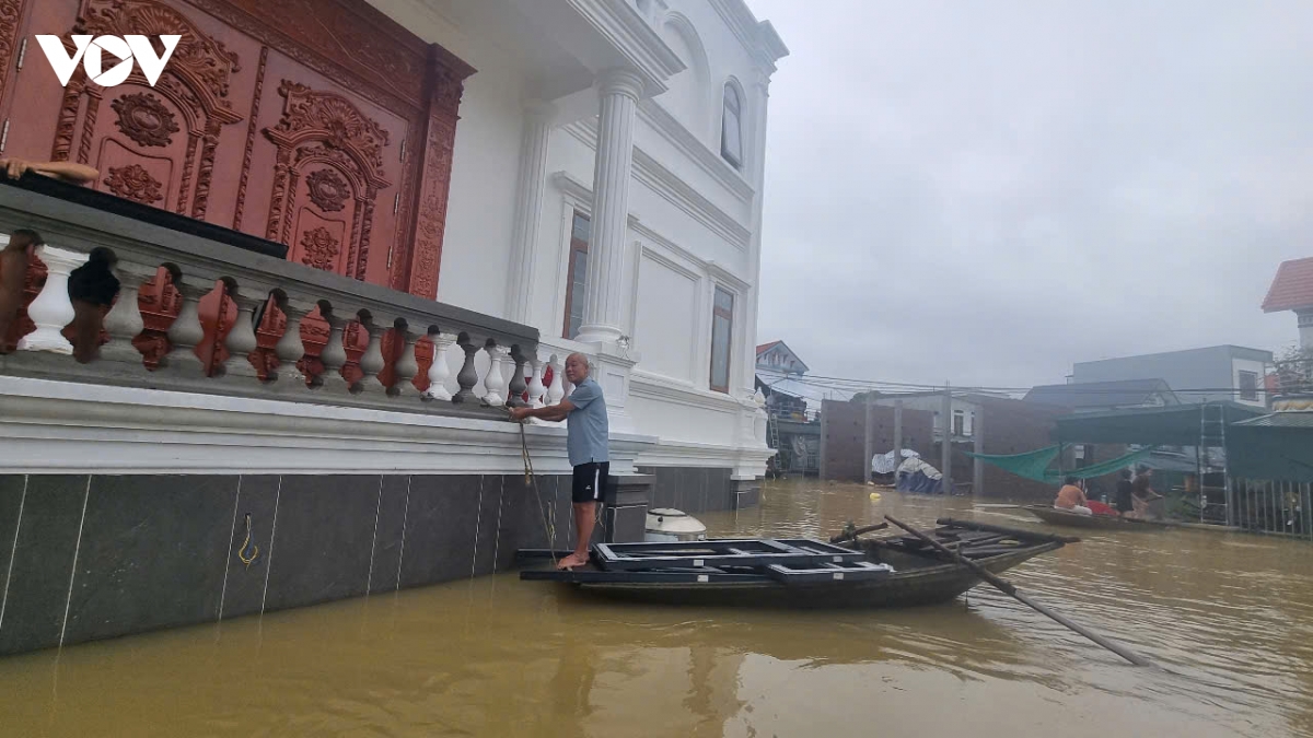 ninh binh hon 3.000 ho dan bi ngap, khan truong di doi den noi an toan hinh anh 1