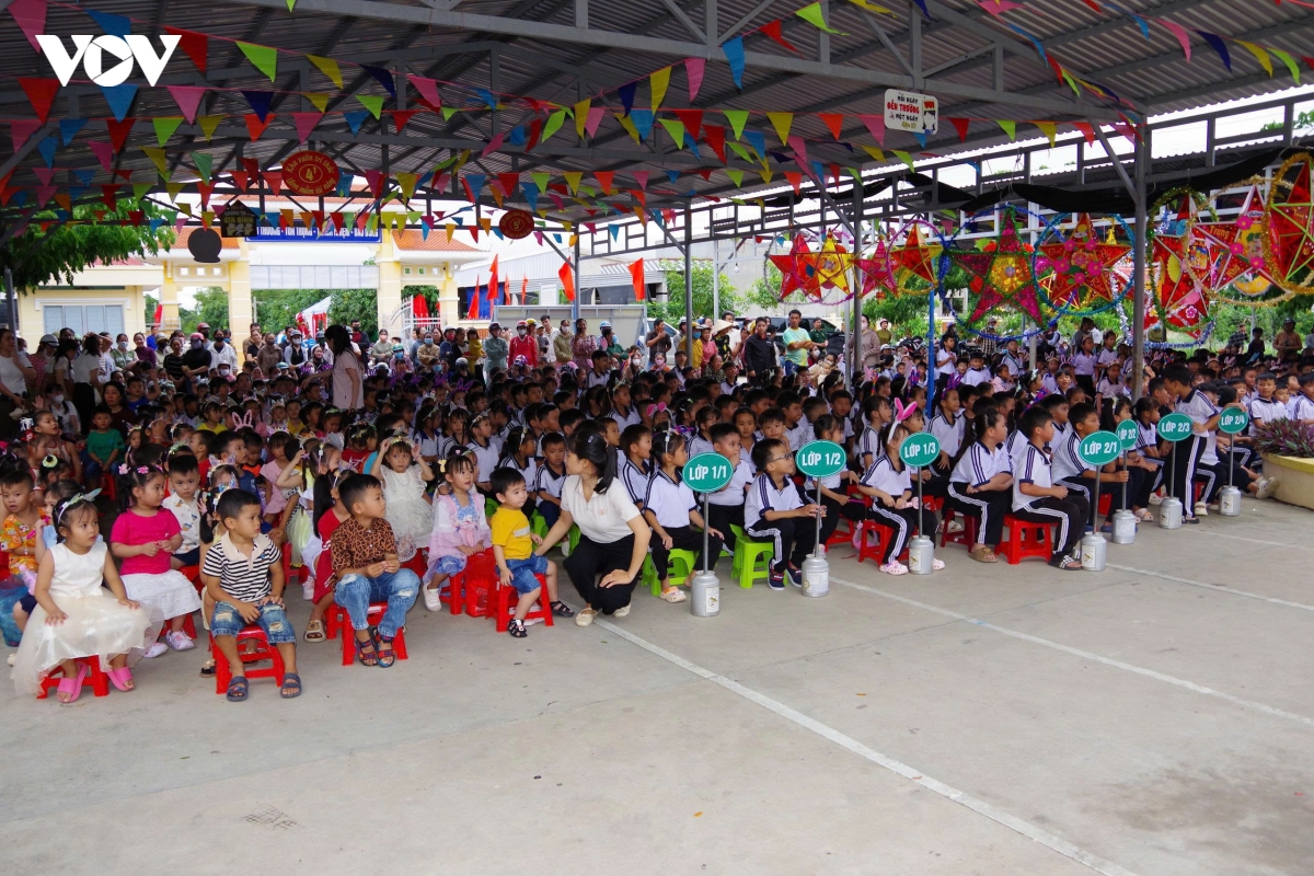 Dem hoi trang ram cua thieu nhi vung bien gioi bien hinh anh 1