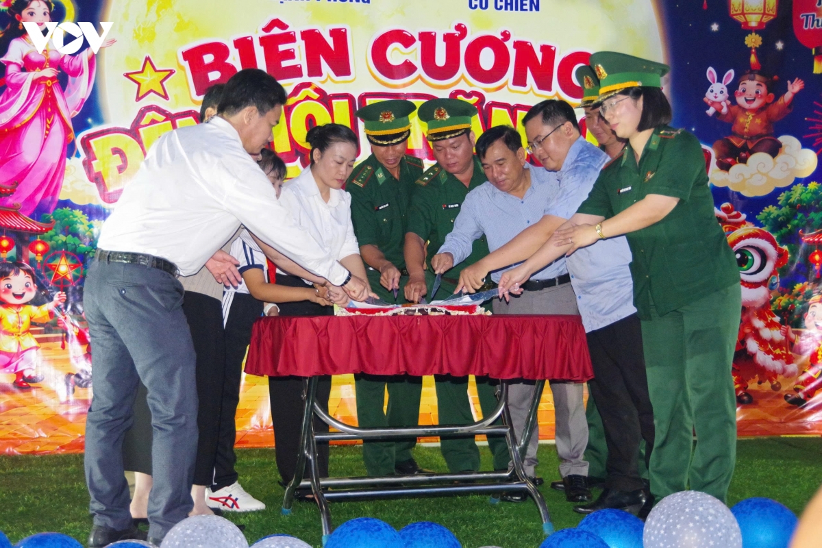 Dem hoi trang ram cua thieu nhi vung bien gioi bien hinh anh 3