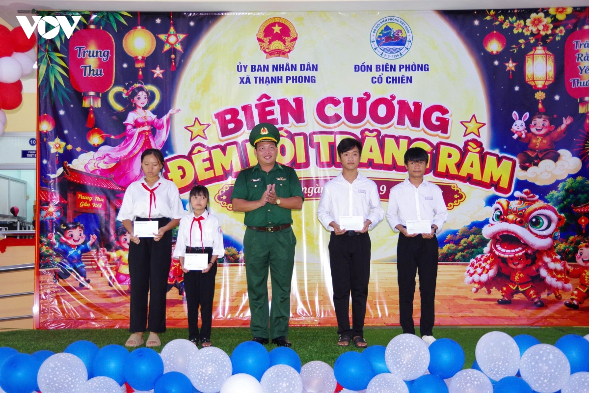 Đêm hội trăng rằm của thiếu nhi vùng biên giới biển