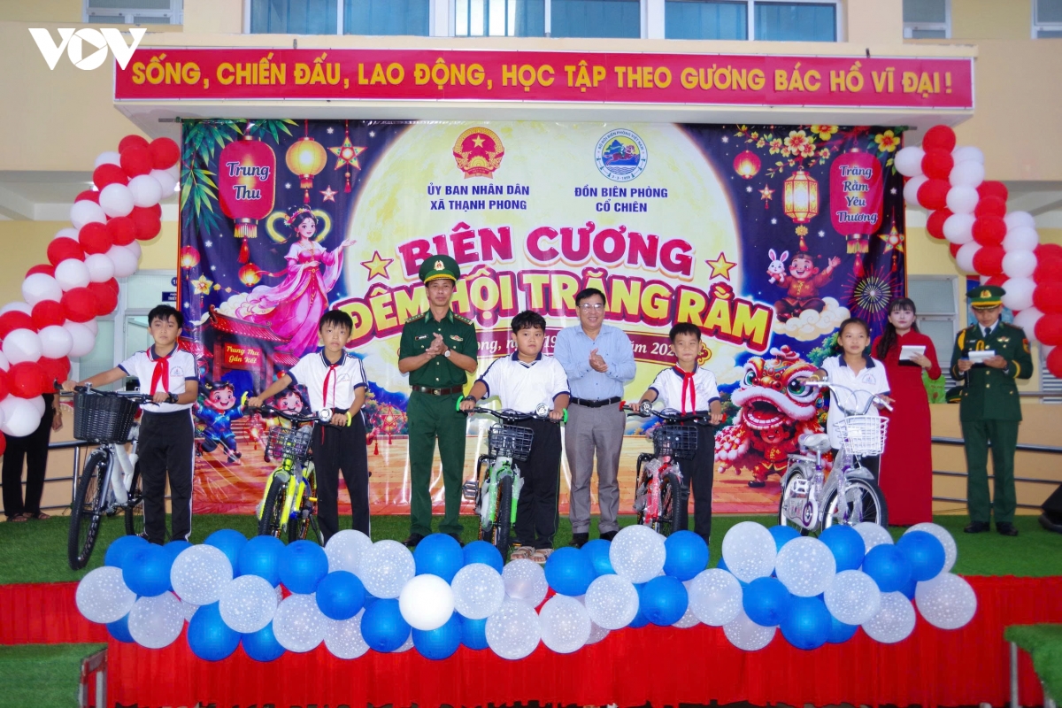 Dem hoi trang ram cua thieu nhi vung bien gioi bien hinh anh 4