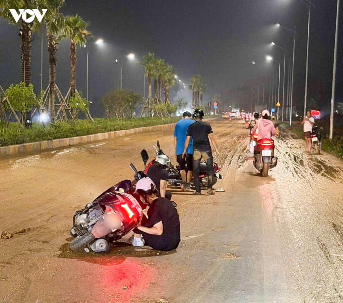 Bắc Ninh phạt 2 doanh nghiệp vì để đất rơi vãi gây mất an toàn giao thông