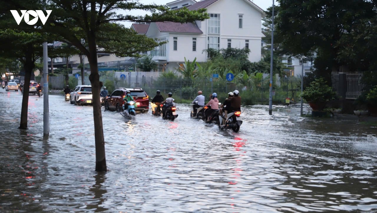 trieu cuong dat dinh, nguoi dan tp.hcm chat vat di chuyen trong bien nuoc hinh anh 9