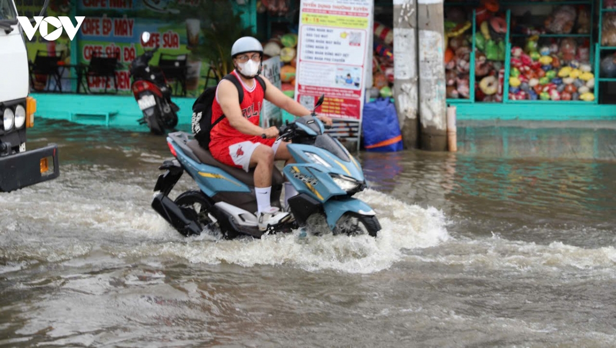 trieu cuong dat dinh, nguoi dan tp.hcm chat vat di chuyen trong bien nuoc hinh anh 10